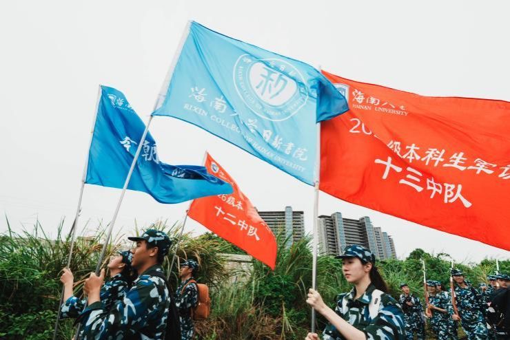 海南大学观澜湖校区举行2026级新生  军训拉练